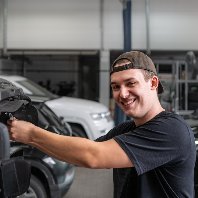 unser Kfz-Mechatroniker Ryan beim Reifenwechsel